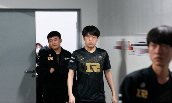 育舞台的影 育舞台的影